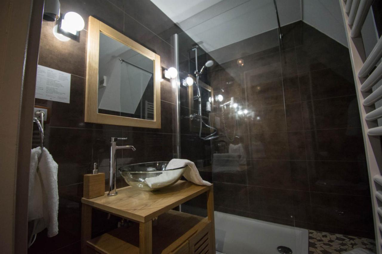 Salle de bain, bouchon lavabo - Photo de Les Ursulines, Autun